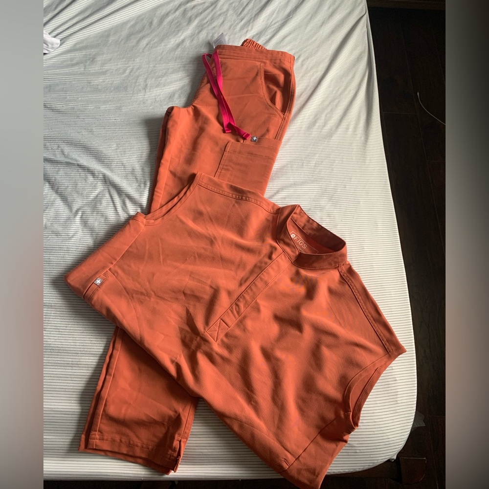 Figs Set ~ Rafaela™ Oversized Scrub Top / Yola™ Skinny Scrub Pants